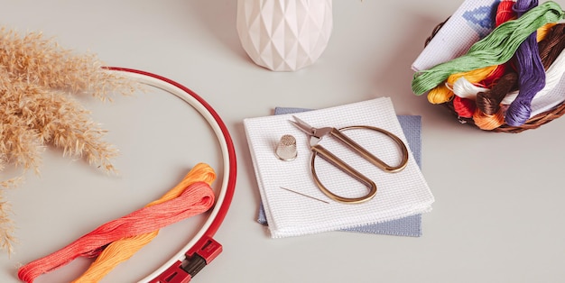 Warsztat haftu z narzędziami i niciami